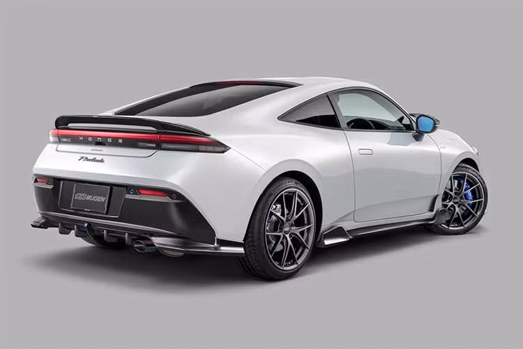 Spec.III được xem là bản tri ân lịch sử khi kết hợp các chi tiết hoài cổ với thiết kế hiện đại. Xe được trang bị gói khí động học “Group A” làm từ sợi carbon, hệ thống ống xả thể thao và bộ tem đặc biệt màu đỏ, vàng, đen chạy dọc thân xe.