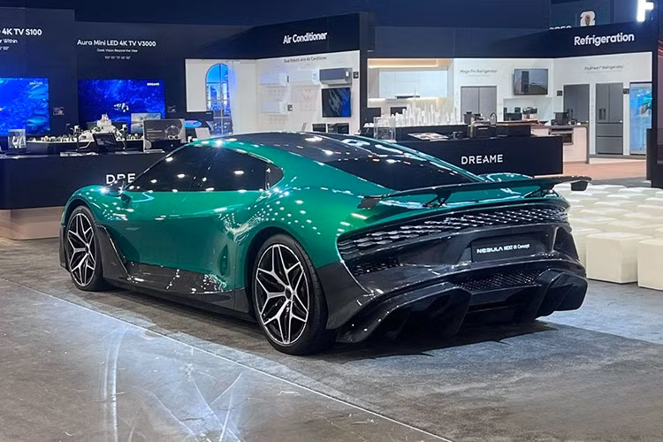 Dreame Nebula 1 hiện vẫn chỉ là xe concept, thậm chí còn chưa có nội thất, nên rất nhiều chi tiết có thể sẽ thay đổi trước khi bước vào giai đoạn sản xuất đại trà vào cuối năm nay. Dẫu vậy, nếu xe vận hành tốt như vẻ ngoài và được định giá tương đương Xiaomi SU7 Ultra thì Porsche Taycan có lẽ sẽ còn đối mặt với nhiều khó khăn hơn nữa.