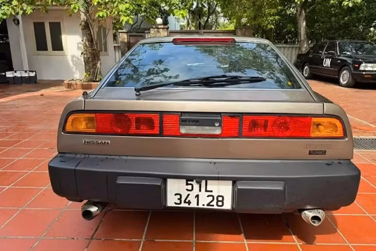Tên gọi 300ZX tuân theo quy ước đánh số được khởi xướng bởi mẫu xe Z đầu tiên, Nissan Fairlady Z (S30) , được bán tại Mỹ với tên gọi 240Z. Việc thêm chữ "X" vào tên xe là sự kế thừa từ người tiền nhiệm, 280ZX, để biểu thị sự hiện diện của các tính năng sang trọng và tiện nghi hơn.