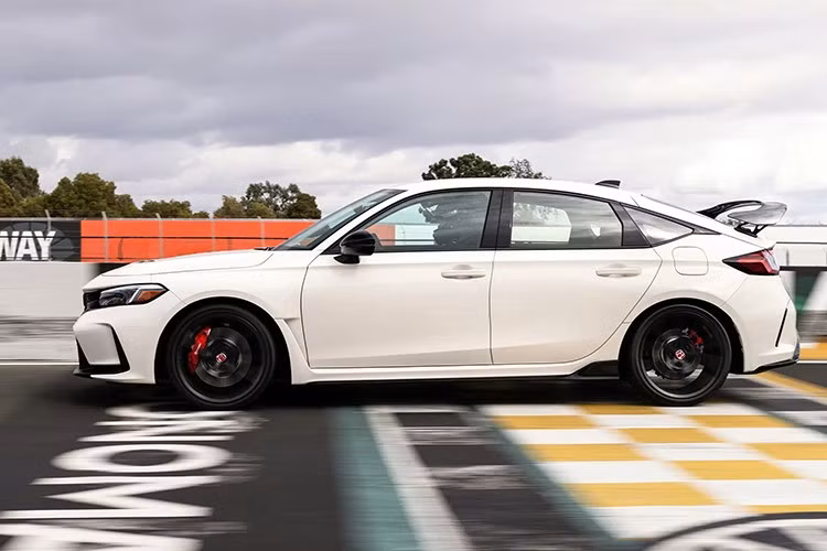 Đến thời điểm hiện tại, Honda chưa công bố thay đổi nào về hệ truyền động, thiết kế hay tính năng đối với phiên bản Civic Type R 2026. Mẫu xe vẫn sử dụng động cơ tăng áp 2.0L 4 xi-lanh, hộp số sàn 6 cấp và hệ dẫn động cầu trước – cấu hình vốn được nhiều người đam mê tốc độ đánh giá cao nhờ cảm giác lái thuần chất.