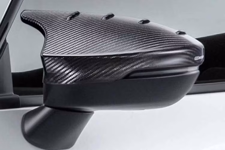 Ngoài ra Honda Prelude bản độ Mugen còn có bộ khuếch tán sau, ốp cản và cánh gió đuôi. Nội thất có các tuỳ chọn như thảm sàn, thảm khoang hành lý, bậc cửa… được thiết kế riêng cho Prelude mới.