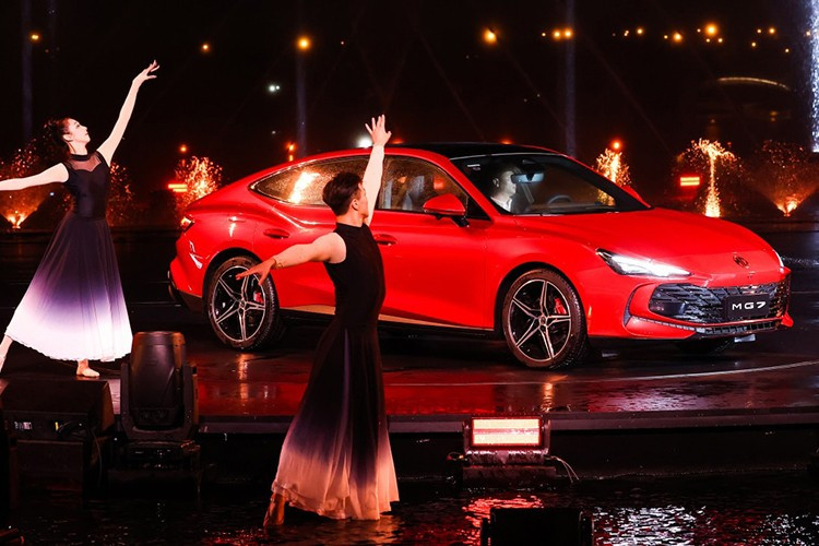 Bên cạnh đó là đường gân hai tầng làm nổi bật phần vòm bánh rộng phía sau và cửa không khung mượt mà. Tuy nhiên, khả năng cách âm của mẫu xe này không được người dùng đánh giá cao vì bị lọt gió nhiều khi chạy ở vận tốc trên 120 km/h.