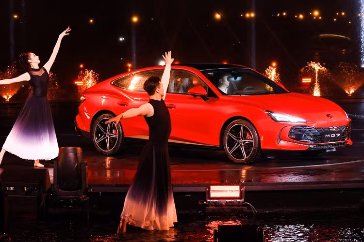 Bên cạnh đó là đường gân hai tầng làm nổi bật phần vòm bánh rộng phía sau và cửa không khung mượt mà. Tuy nhiên, khả năng cách âm của mẫu xe này không được người dùng đánh giá cao vì bị lọt gió nhiều khi chạy ở vận tốc trên 120 km/h.