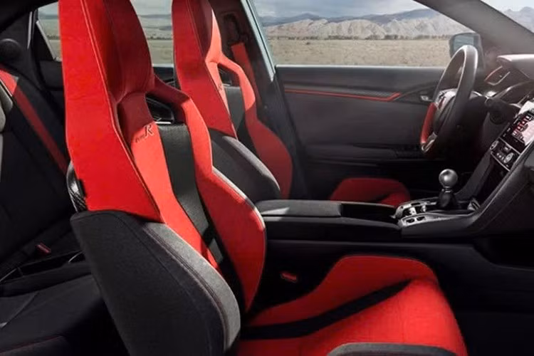 Đối với những người yêu thích cảm giác lái thuần túy, Họnda Civic Type R vẫn là một trong số ít lựa chọn còn sót lại trong thời đại xe thể thao ngày càng bị điện hóa và tự động hóa.