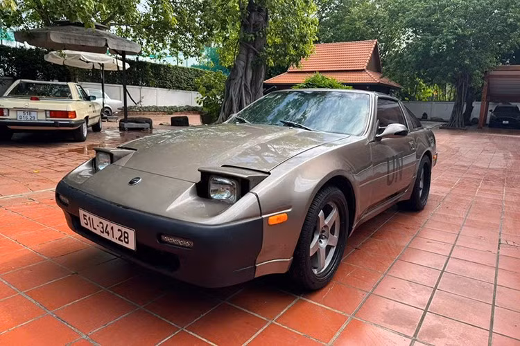 Những chiếc Nissan 300ZX này có số lượng không quá 1 bàn tay ở Việt Nam, và chiếc về garage của ông Đặng Lê Nguyên Vũ sở hữu màu nâu cà phê rất đẹp mắt, xe đã được đại tu từ ngoài vào trong, nhìn rất hiếu chiến, là thành viên khá thú vị.
