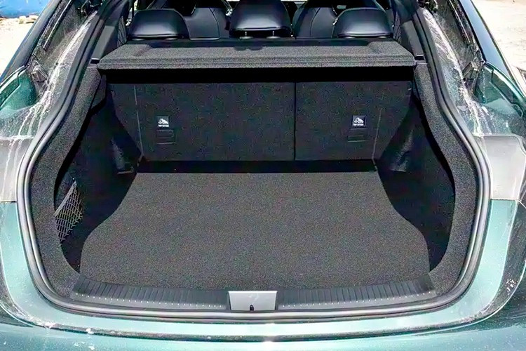 Hệ thống tự lái thông minh này cung cấp 22 chức năng hỗ trợ lái cấp cao, bao gồm ISC (hệ thống kiểm soát hành trình thông minh), ALC (hỗ trợ chuyển làn thông minh), ACC (ga tự động thích ứng) và AEB (phanh khẩn cấp tự động).