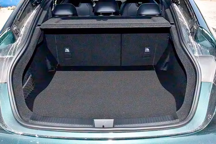 Hệ thống tự lái thông minh này cung cấp 22 chức năng hỗ trợ lái cấp cao, bao gồm ISC (hệ thống kiểm soát hành trình thông minh), ALC (hỗ trợ chuyển làn thông minh), ACC (ga tự động thích ứng) và AEB (phanh khẩn cấp tự động).