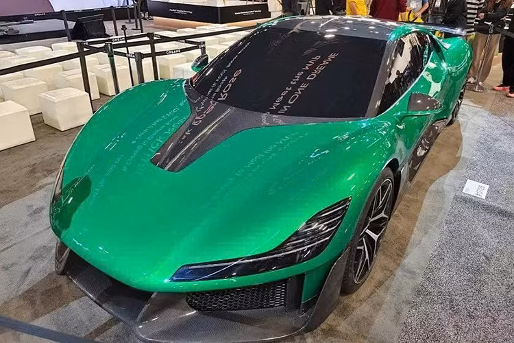 Khác với những hình ảnh "úp mở" trong thời gian qua, siêu xe điện Dreame Nebula 1 không mang trên mình ngoại hình giống siêu xe Bugatti. Thay vào đó, mẫu xe Trung Quốc này lại vay mượt thiết kế của siêu xe Ferrarti và Lotus.