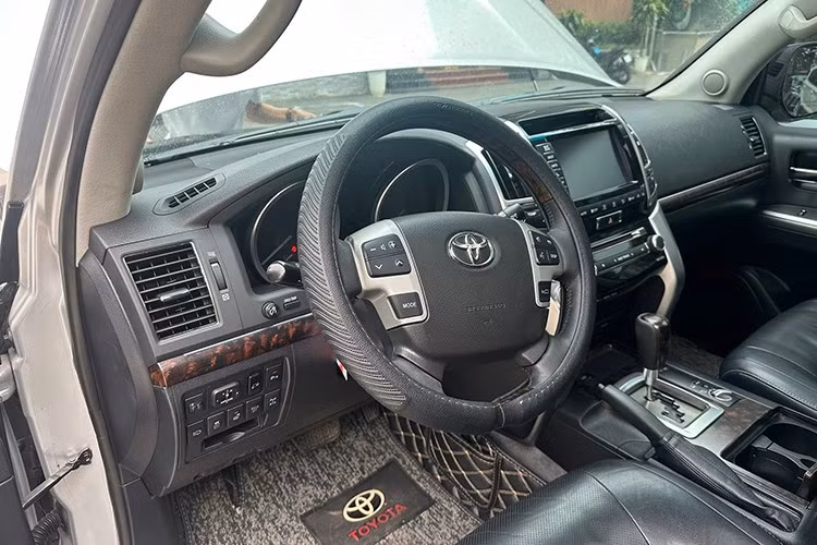 Xe có cấu hình 8 chỗ ngồi với ba hàng ghế. Ghế bọc da đục lỗ cao cấp, ghế trước có chức năng sưởi và làm mát, vô-lăng sưởi chỉnh điện nhớ vị trí. Hàng ghế thứ hai trượt tiến/lùi, gập theo tỷ lệ 40/20/20, giúp tăng tính linh hoạt cho khoang hành lý với dung tích tối đa lên tới 81,7 feet khối (khoảng 2.313 lít).