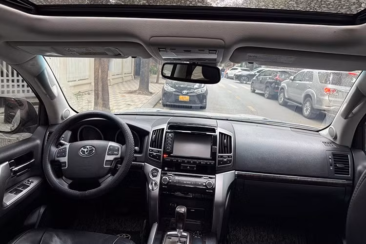 Khoang nội thất của xe mang tông màu đen, bọc da chủ đạo và đã xuất hiện một số dấu hiệu hao mòn nhẹ sau quãng đường 150.000 km. Bề mặt da ghế không còn căng như xe mới và có hiện tượng bóng nhẹ, trong khi các chi tiết ốp gỗ vẫn giữ được cảm quan khá tốt.