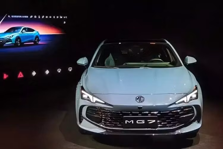 Trong khi đó, động cơ 2.0L mạnh hơn, đạt công suất tối đa 261 mã lực và mô-men xoắn cực đại 405 Nm, đi kèm hộp số tự động 9 cấp. Các phiên bản cao cấp còn được trang bị hệ thống treo điều khiển điện tử thông minh mCDC và vi sai hạn chế trượt điện tử E-LSD.