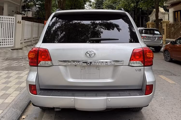 Land Cruiser 2014 được trang bị động cơ xăng V8 dung tích 5.7L DOHC, cho công suất 381 mã lực tại 5.600 vòng/phút và mô-men xoắn cực đại khoảng 544 Nm tại 3.600 vòng/phút. Đáng chú ý, 90% mô-men xoắn đạt được ngay từ 2.200 vòng/phút, giúp xe đặc biệt phù hợp cho nhu cầu kéo tải nặng, với khả năng kéo tối đa lên tới 8.500 pound (khoảng 3.855 kg). Xe sử dụng xăng thường và đạt tiêu chuẩn khí thải ULEV-II.
