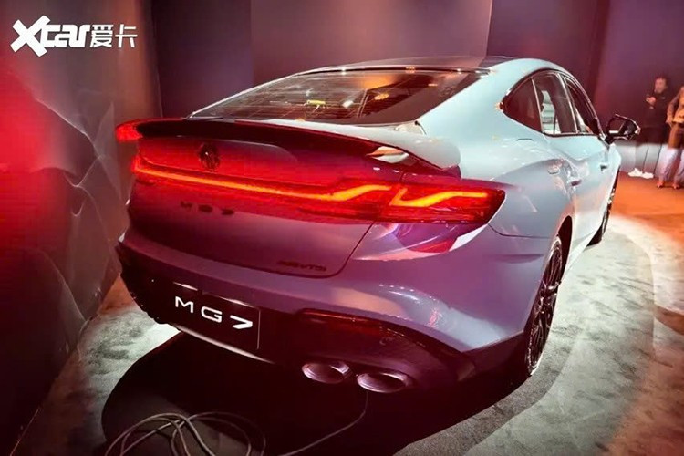 Nằm bên dưới nắp ca-pô của MG7 2026 ở thị trường Trung Quốc tiếp tục là hai loại động cơ xăng 4 xi-lanh, tăng áp. Động cơ 1.5L cho công suất tối đa 188 mã lực và mô-men xoắn cực đại 300 Nm. Động cơ kết hợp hộp số ly hợp kép ướt 7 cấp.