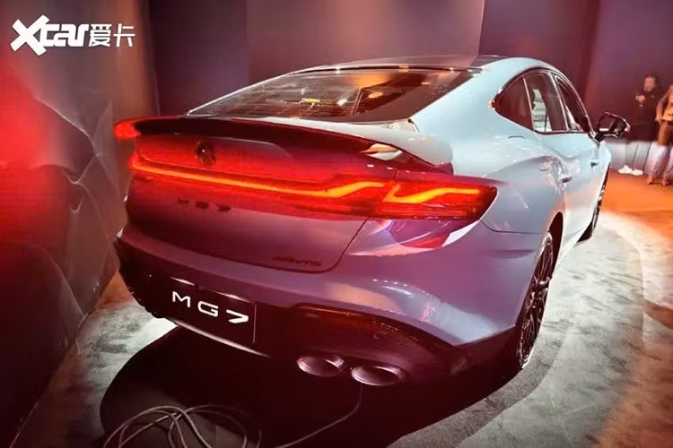 Nằm bên dưới nắp ca-pô của MG7 2026 ở thị trường Trung Quốc tiếp tục là hai loại động cơ xăng 4 xi-lanh, tăng áp. Động cơ 1.5L cho công suất tối đa 188 mã lực và mô-men xoắn cực đại 300 Nm. Động cơ kết hợp hộp số ly hợp kép ướt 7 cấp.