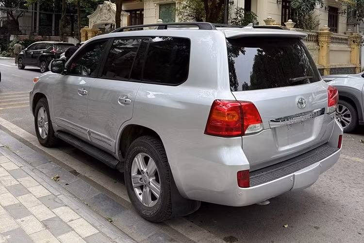 Về ngoại hình, xe được sơn màu bạc chủ đạo. Qua hình ảnh đăng tải, tình trạng tổng thể vẫn khá tốt. Lớp sơn còn độ bóng, các chi tiết như chóa đèn hay lưới tản nhiệt mạ chrome chưa xuất hiện dấu hiệu xuống màu hay oxy hóa. Xe sử dụng bộ mâm hợp kim 5 chấu kích thước 18 inch, đi kèm lốp đa địa hình.