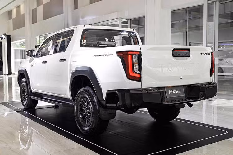 Phiên bản số sàn của mẫu bán tải Toyota Hilux 2026 giới hạn mô-men xoắn ở mức 420 Nm. Xe có tùy chọn dẫn động cầu sau hoặc hệ dẫn động bốn bánh bán thời gian, đi kèm khóa vi sai cầu sau.