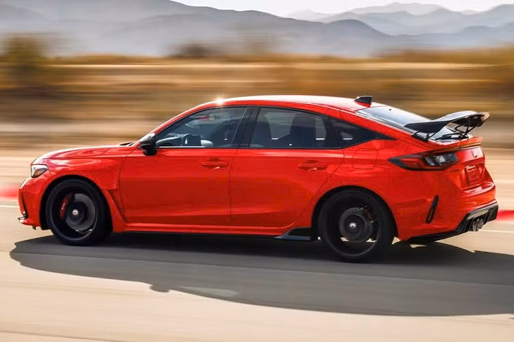 Tại thị trường Việt Nam, sau ba năm ra mắt, mẫu xe thể thao Honda Civic Type R đã chính thức khép lại chặng đường phân phối chính hãng. Dù Honda Việt Nam không nêu rõ nguyên nhân dừng bán, giới quan sát cho rằng quyết định này nằm trong xu hướng chung của hãng.