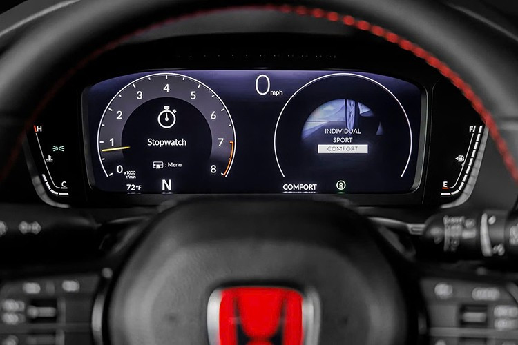 Trong khi đó, Toyota GR Corolla là lựa chọn tiết kiệm hơn với giá từ 41.115 USD, sở hữu hệ dẫn động 4 bánh và hộp số sàn. Tuy nhiên, Civic Type R được đánh giá là mẫu xe cân bằng nhất giữa hiệu suất, khả năng vận hành hàng ngày và cảm giác lái trên đường đua.