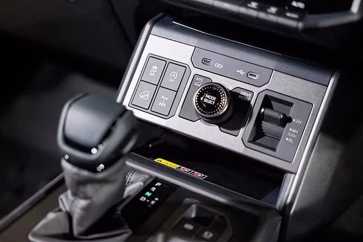 Theo nguồn tin từ đại lý, toàn bộ các phiên bản Hilux 2026 tại Việt Nam sẽ chuyển sang sử dụng động cơ diesel 2.8L, thay thế hoàn toàn tùy chọn 2.4L trước đây. Khối động cơ này mang mã 1GD-FTV, cho công suất tối đa 204 mã lực và mô-men xoắn cực đại 500 Nm khi kết hợp hộp số tự động 6 cấp.