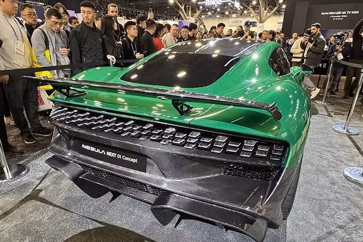 Những điểm nhấn khác của mẫu xe thể thao này bao gồm cụm đèn hậu kéo dài toàn chiều ngang và bộ khuếch tán gió hai tầng. Xe không có tay nắm cửa lộ ra bên ngoài. Chi tiết này không hoàn toàn phù hợp với các quy định mới nhất tại Trung Quốc. Tuy nhiên, Dreame cho biết sẽ xây dựng một nhà máy sản xuất mới tại Berlin, Đức, hợp tác cùng tập đoàn ngân hàng Pháp BNP Paribas. Điều này cho thấy thị trường toàn cầu mới là ưu tiên hàng đầu của hãng.