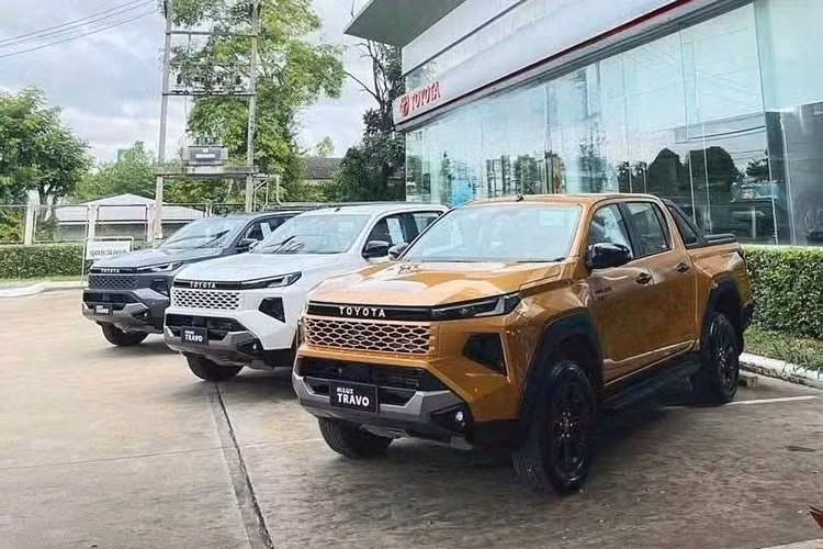 Toyota Việt Nam mới đây tiếp tục đăng tải loạt hình ảnh hé lộ mẫu Hilux phiên bản mới, đồng thời công bố chương trình ưu đãi dành cho nhóm khách hàng tiên phong. Bên cạnh đó, hãng xe Nhật Bản cũng đã công bố ngày ra mắt Toyota Hilux 2026 vào ngày 19/1 tới đây tại Hà Nội.