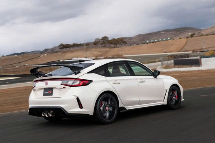 Dù không có trang bị mới, mức giá gần 50.000 USD (trước tùy chọn) đã tiệm cận ngưỡng tâm lý của nhiều khách hàng. Nếu chọn thêm các tùy chọn phổ biến như màu sơn Championship White, gói khí động học, nội thất thể thao và phụ kiện bảo vệ, tổng chi phí dễ dàng vượt mốc 60.000 USD – tương đương một số mẫu Chevrolet Corvette Stingray đã qua sử dụng tại thị trường Mỹ.