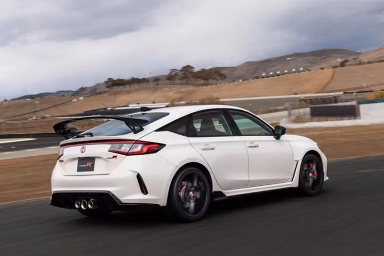 Dù không có trang bị mới, mức giá gần 50.000 USD (trước tùy chọn) đã tiệm cận ngưỡng tâm lý của nhiều khách hàng. Nếu chọn thêm các tùy chọn phổ biến như màu sơn Championship White, gói khí động học, nội thất thể thao và phụ kiện bảo vệ, tổng chi phí dễ dàng vượt mốc 60.000 USD – tương đương một số mẫu Chevrolet Corvette Stingray đã qua sử dụng tại thị trường Mỹ.