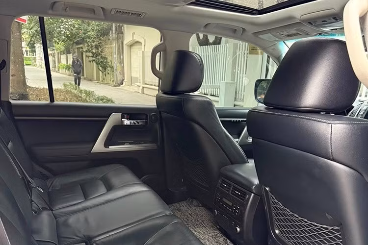 Các tiện ích gồm; điều hòa tự động 4 vùng với tổng cộng 28 cửa gió, hệ thống sưởi PTC hỗ trợ làm ấm nhanh trong điều kiện thời tiết lạnh. Các tiện nghi tiêu chuẩn khác gồm Smart Key, nút bấm khởi động, cửa sổ trời chỉnh điện, kính riêng tư phía sau, gương chống chói tự động và hệ thống HomeLink.