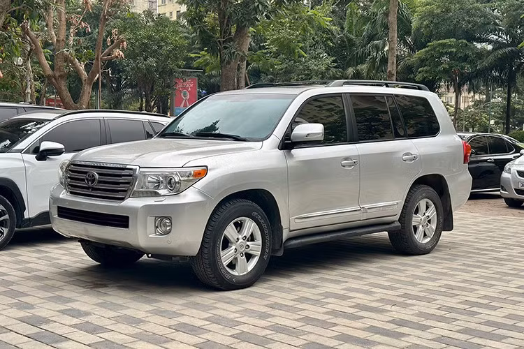 Trang bị an toàn là điểm mạnh của Land Cruiser với thân xe sử dụng nhiều thép cường lực, hệ thống an toàn STAR gồm ABS đa địa hình, EBD, BA, VSC và A-TRAC. Xe có tổng cộng 10 túi khí tiêu chuẩn, hệ thống tiền va chạm, cảnh báo áp suất lốp, cảm biến đỗ xe trước và sau. Bên cạnh đó, Land Cruiser còn được trang bị hệ thống Safety Connect...