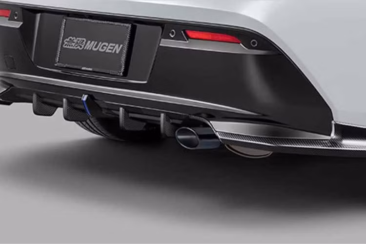 Bên cạnh bản giới hạn, Mugen cũng tung ra các gói nâng cấp dành cho khách hàng phổ thông. Cụ thể, các chi tiết ngoại thất có thể đặt mua riêng bao gồm cản trước hai mảnh, ốp hông, ốp gương carbon.