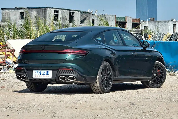 MG7 2026 tại thị trường Trung Quốc được phân phối với 4 phiên bản và giá bán từ 116.900-154.900 Nhân dân tệ (khoảng 409-542 triệu đồng). Tại Việt Nam, phiên bản cũ của mẫu sedan hạng D này hiện đang được phân phối chính hãng với 3 bản trang bị và giá bán từ 738 triệu đến 1,018 tỷ đồng. Trong đó, chỉ phiên bản cao cấp nhất là có các tính năng an toàn chủ động ADAS.