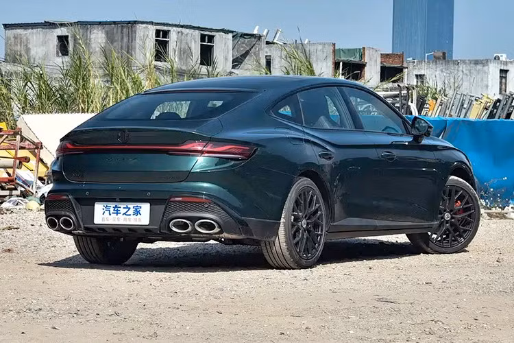 MG7 2026 tại thị trường Trung Quốc được phân phối với 4 phiên bản và giá bán từ 116.900-154.900 Nhân dân tệ (khoảng 409-542 triệu đồng). Tại Việt Nam, phiên bản cũ của mẫu sedan hạng D này hiện đang được phân phối chính hãng với 3 bản trang bị và giá bán từ 738 triệu đến 1,018 tỷ đồng. Trong đó, chỉ phiên bản cao cấp nhất là có các tính năng an toàn chủ động ADAS.