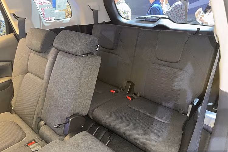 Khoảng cách giữa mặt ghế và sàn xe khá tốt. Cửa gió âm trần và cổng sạc USB-A, USB-C được bố trí ở tất cả các hàng ghế. Hàng ghế cuối cùng gập theo tỷ lệ 50:50, hàng ghế thứ hai gập theo tỷ lệ 60:40. Tính năng đá cốp sẽ có trên bản cao cấp, nhưng được gom thành gói tùy chọn (tương đương khoảng 47 triệu đồng).