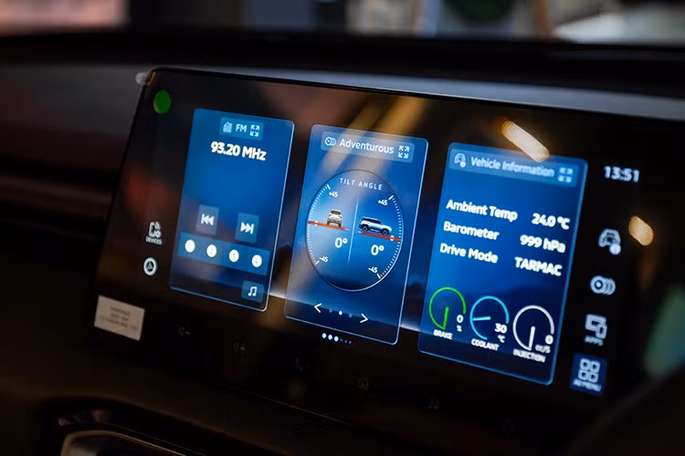 Với hàng ghế thứ hai, Mitsubishi cung cấp nhiều tiện ích như bàn gập tích hợp vào lưng ghế trước, cụm điều khiển điều hòa phía sau, tựa đầu cho mọi vị trí và bệ tỳ tay trung tâm. Hàng ghế thứ ba tương đối thoải mái – đặc biệt là khoảng trống đầu gối - đối với những người có chiều cao từ 1,8m trở xuống.