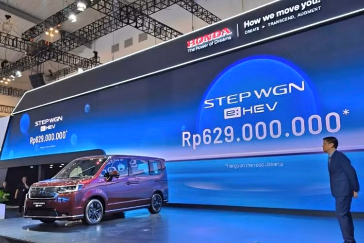 Theo đó, mẫu xe MPV gầm cao Honda StepWGN Spada e:HEV 2026 được phân phối tại Đông Nam Á theo hình thức nhập khẩu nguyên chiếc từ Nhật Bản. Xe có giá khởi điểm là 629 triệu rupiah (khoảng 1 tỷ đồng).