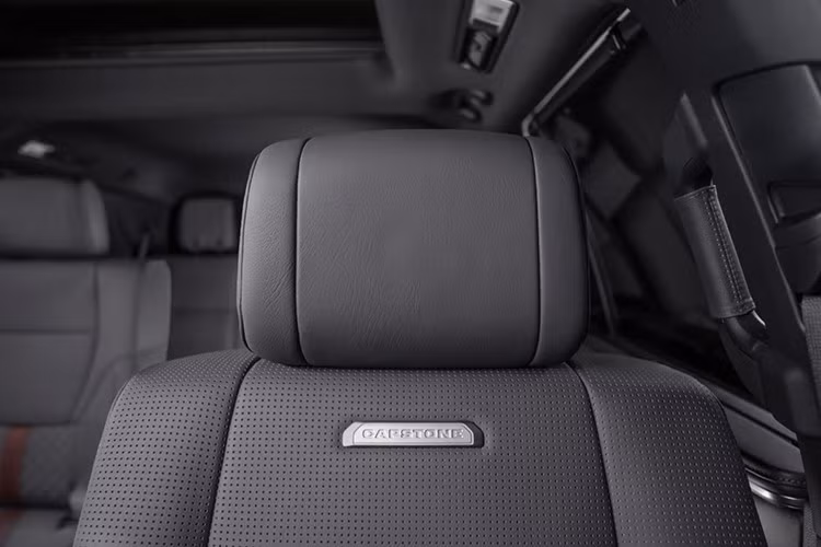 Khách hàng có thể chọn giữa da đen chỉ trắng hoặc da xám chỉ đen – một nâng cấp được đánh giá cao về mặt cảm quan và trải nghiệm sử dụng. Phiên bản cao cấp nhất Capstone cũng được làm mới với nội thất tông màu shale (xám sáng) thay cho phối màu đen – trắng trước đó.