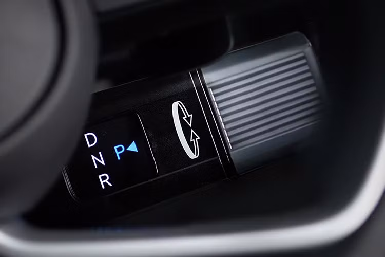 Về vận hành, cả hai phiên bản đều được trang bị động cơ Smartstream 1.5L, sản sinh công suất 113 mã lực tại 6.300 vòng/phút và mô-men xoắn 143,8 Nm tại 4.500 vòng/phút, dẫn động cầu trước, tùy chọn số sàn hoặc số tự động vô cấp iVT.