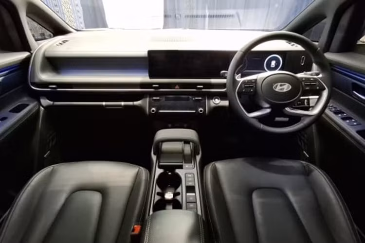 Không gian nội thất được thiết kế linh hoạt, có thể chở tối đa 7 người với cấu hình ghế 2-3-2. Ngoài ra, nếu chọn gói trang bị Captain Seat, khách hàng sẽ có hàng ghế thứ 2 với 2 ghế riêng biệt kiểu "cơ trưởng", đây là trang bị chưa có tại Việt Nam.