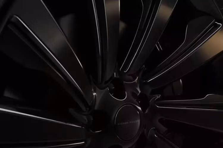 Giờ đây, hãng xe Anh đã hoàn thiện bộ ba Black Edition với Range Rover SV Black Edition, và chúng ta quay lại tình huống ban đầu – họ công bố trên cổng thông tin quốc tế và cung cấp giá cho Úc cùng Anh, nhưng thị trường Mỹ lại một lần nữa vắng bóng.