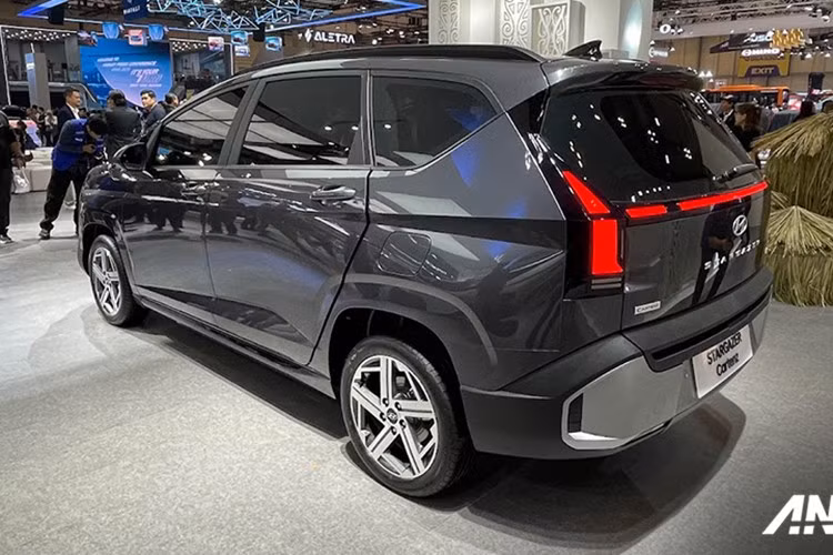 Mức giá bán của Hyundai Stargazer Cartenz 2025 tại Indonesia khởi điểm từ mức 269,9 triệu rupiah (tương đương 433 triệu đồng). Trong khi đó, biến thể Cartenz X có giá khởi điểm 361,9 triệu rupiah (tương đương 580 triệu đồng).