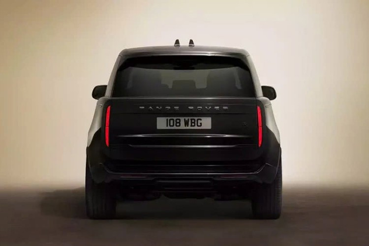 Vài ngày trước, nhà sản xuất xe hơi Anh dưới sự bảo trợ của Ấn Độ đã khoác lên mẫu SUV hạng sang cỡ trung Range Rover Sport SV một lớp sơn đen, tạo nên phiên bản Black Edition. Cái tên đã nói lên tất cả, hãng không “giả vờ tối màu” như một số hãng khác khi vẫn dùng những màu sắc khác ngoài đen, mà thực sự áp dụng một phong cách đơn sắc.