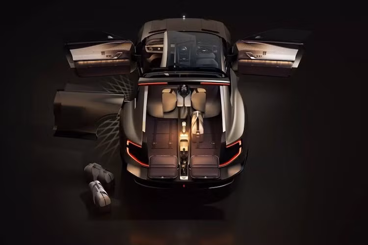 Nó có cụm đồng hồ kỹ thuật số mỏng và hệ thống thông tin giải trí được mô tả là "Mechanical Marvel". Hệ thống thông tin giải trí sau được quảng cáo là "một thiết bị giống như đồng hồ với nhiều ngón tay có thể di chuyển và phát sáng ... có thể chỉ ra hướng di chuyển của xe, trạng thái sạc điện và nhiều hơn nữa".