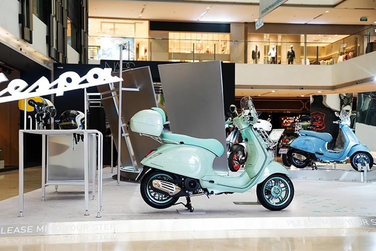 Ngoài ra, khách tham quan còn có cơ hội hưởng các ưu đãi đặc biệt dành cho các khách hàng mua xe hoặc đặt cọc mua xe trực tiếp. Cụ thể, 01 bộ kết nối Vespa MIA dành cho các phiên bản Vespa Sprint, Vespa Primavera 2025 và Liberty 2025. Cùng với đó là các ưu đãi độc quyền từ đối tác đại lý của Piaggio Việt Nam.