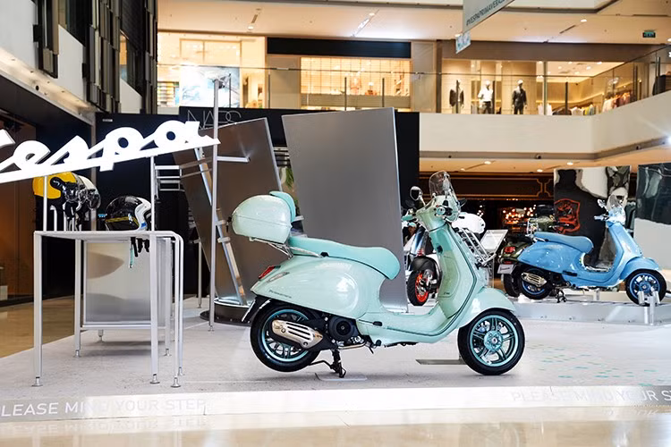 Ngoài ra, khách tham quan còn có cơ hội hưởng các ưu đãi đặc biệt dành cho các khách hàng mua xe hoặc đặt cọc mua xe trực tiếp. Cụ thể, 01 bộ kết nối Vespa MIA dành cho các phiên bản Vespa Sprint, Vespa Primavera 2025 và Liberty 2025. Cùng với đó là các ưu đãi độc quyền từ đối tác đại lý của Piaggio Việt Nam.