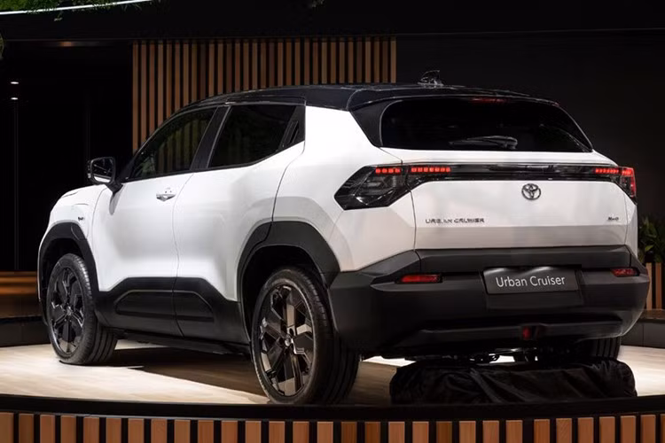 Chưa hết, xe còn có phiên bản dẫn động bốn bánh toàn thời gian AWD với hai mô-tơ điện, cho tổng công suất 184 mã lực và mô-men xoắn cực đại 300 Nm. Trong đó, mô-tơ nằm trên cầu sau có công suất tối đa 65 mã lực, đi kèm pin 61 kWh. Theo trang tin Detik Oto của Indonesia, phiên bản FWD sử dụng pin 61 kWh có thể di chuyển tối đa 400 km.