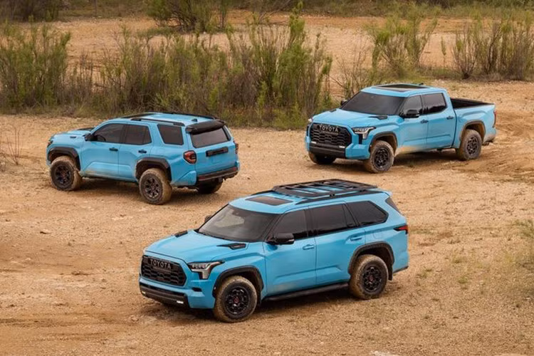 Cung cấp sức mạnh cho Toyota Sequoia 2026 vẫn là hệ truyền động hybrid với động cơ V6 tăng áp kép 3.4L kết hợp motor điện và hộp số tự động 10 cấp, cho công suất 437 mã lực và mô-men xoắn 790 Nm. Mức tiêu thụ nhiên liệu đạt tối đa 22 mpg (khoảng 10,7 lít/100 km).