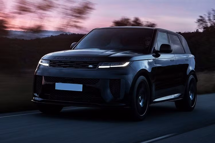 Nếu có đại gia Việt nào thích Range Rover SV Black Editio, cái giá phải trả có thể gần 30 tỷ đồng, đắt gần gấp đôi so với giá xe Lamborghini Urus Performante, hay cũng cao hơn nhiều so với Aston Martin DBX707 có giá từ 23 tỷ đồng tại Việt Nam, nhưng sức mạnh lại không bằng.