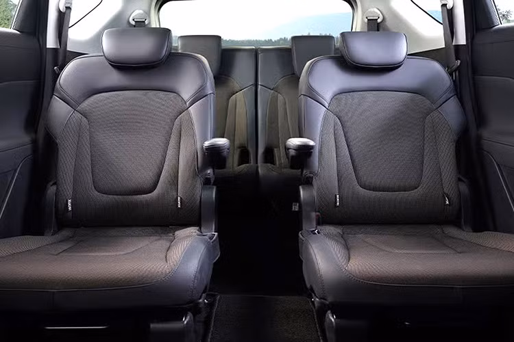 Ngoài ra, biến thể Stargazer Cartenz X còn có cần số thiết kế dạng xoay giống mẫu SantaFe tại Việt Nam, trong khi biến thể Stargazer Cartenz vẫn giữ kiểu cần số truyền thống.