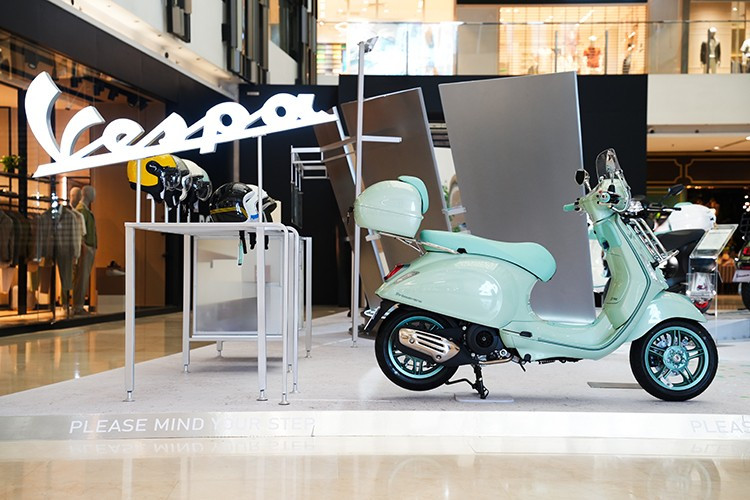 Trong khi đó, Vespa Sprint 2025 lại mang đậm dấu ấn cá nhân hóa với loạt combo phụ kiện cho phép người lái tự do thể hiện cá tính độc đáo.