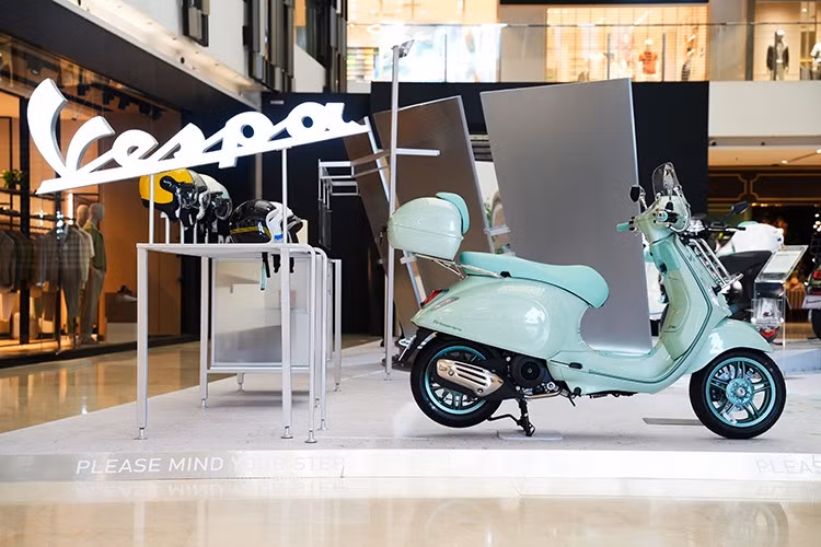 Trong khi đó, Vespa Sprint 2025 lại mang đậm dấu ấn cá nhân hóa với loạt combo phụ kiện cho phép người lái tự do thể hiện cá tính độc đáo.